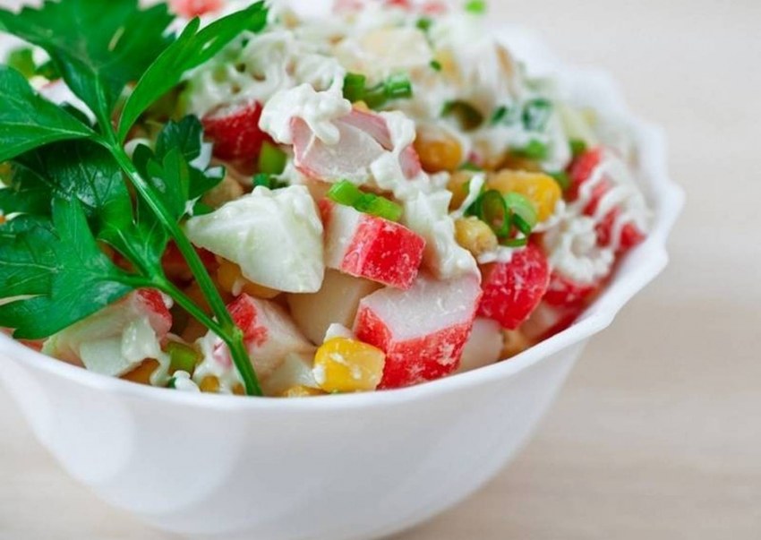 Салат с крабовыми палочками и рисом