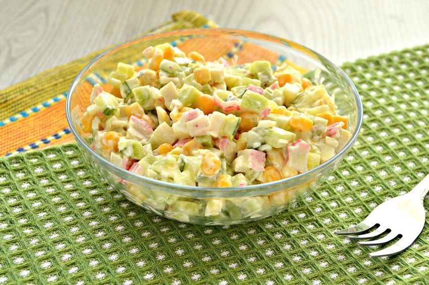 Салат с крабовыми палочками и кукурузой