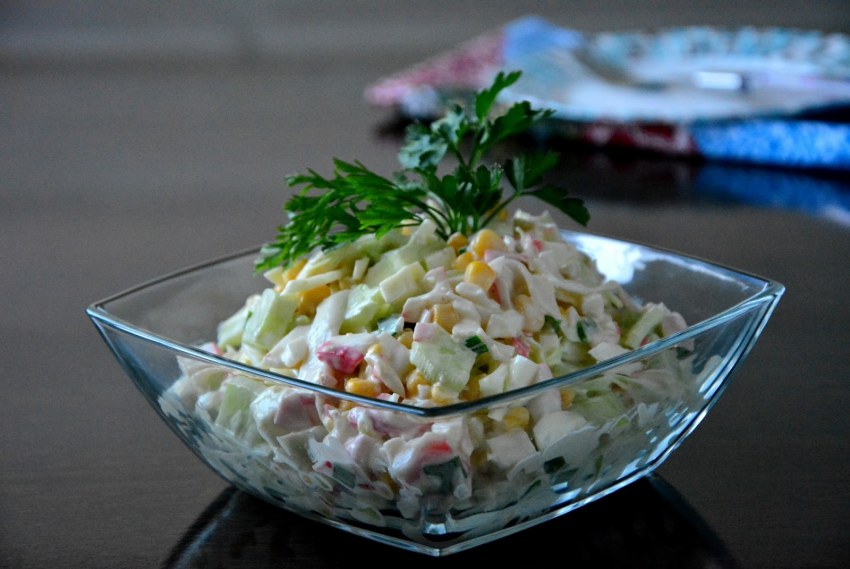 Салат с крабовыми палочками и огурцом и яйцом