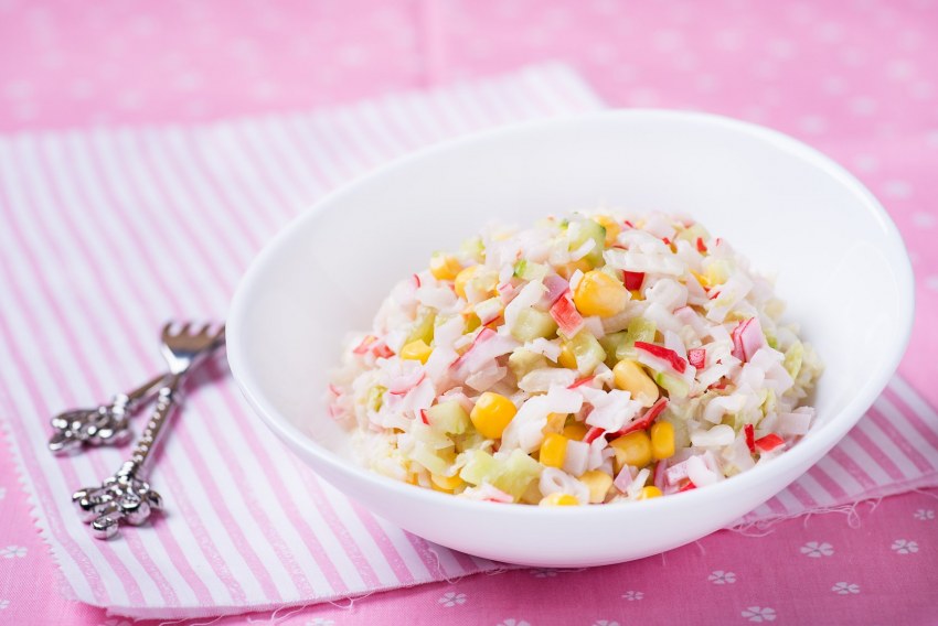 Рис с крабовыми палочками и кукурузой
