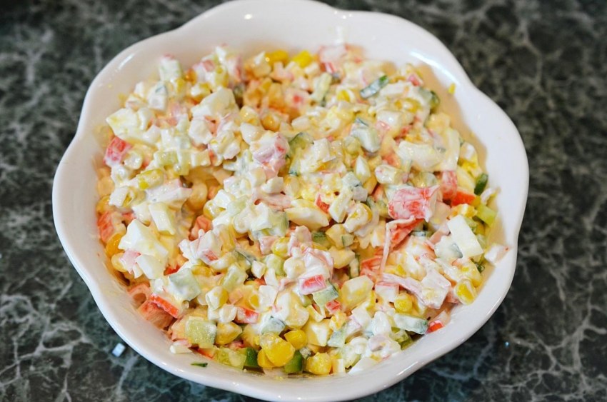 Салат с крабовыми палочками и кукурузой
