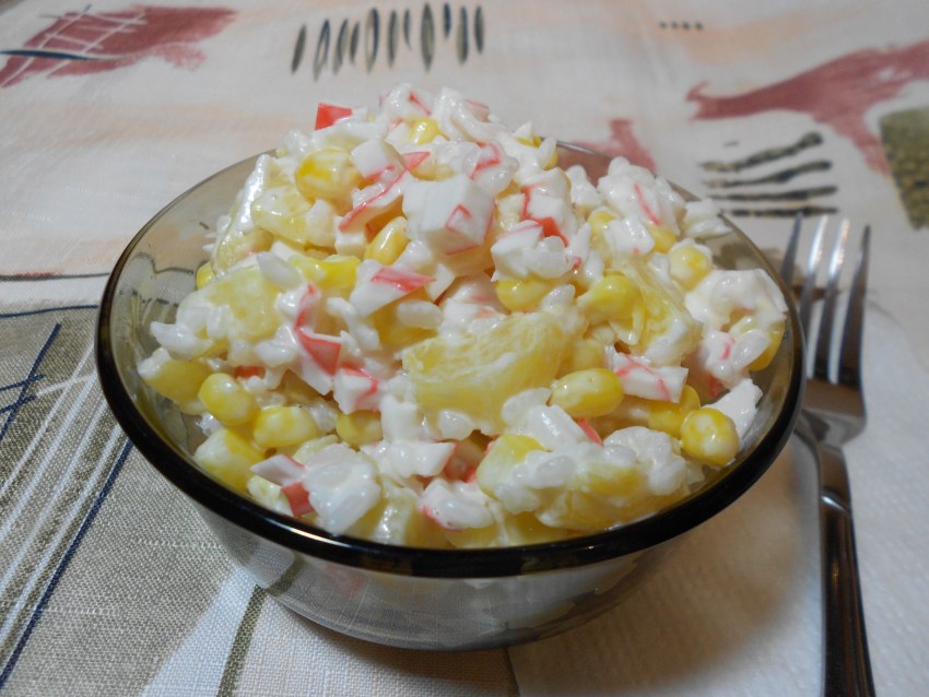 Салат с крабовыми палочками и ананасом