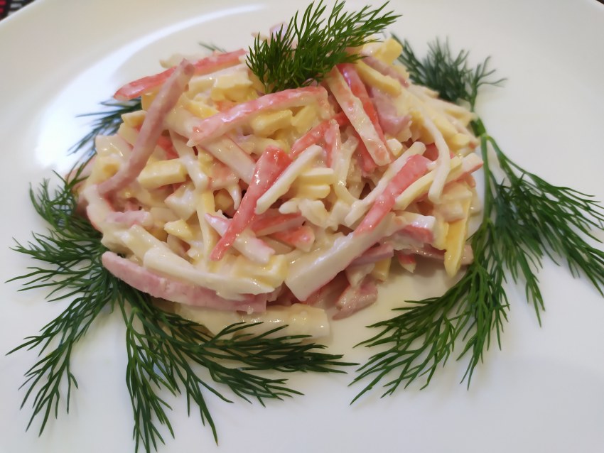 Салат с колбасным сыром и крабовыми