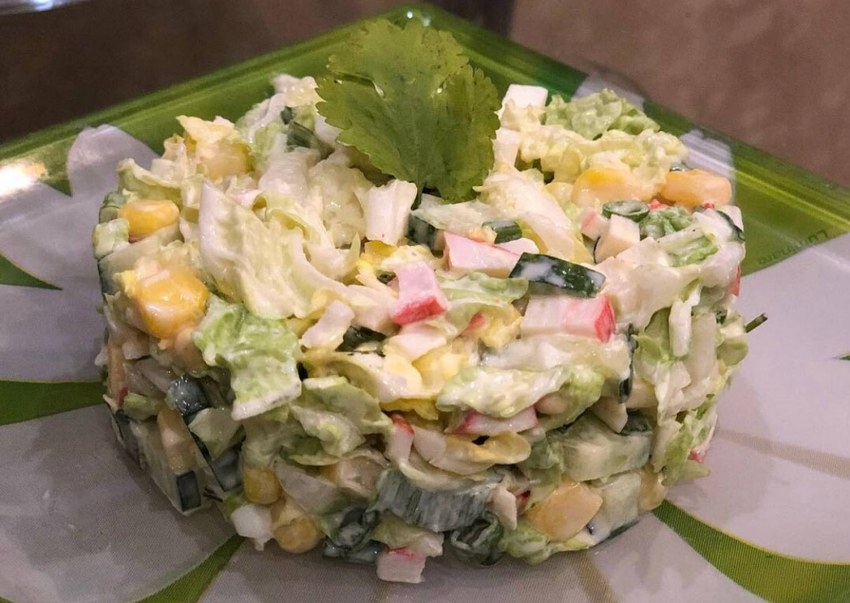 Салат с крабовыми палочками и пекинской капустой