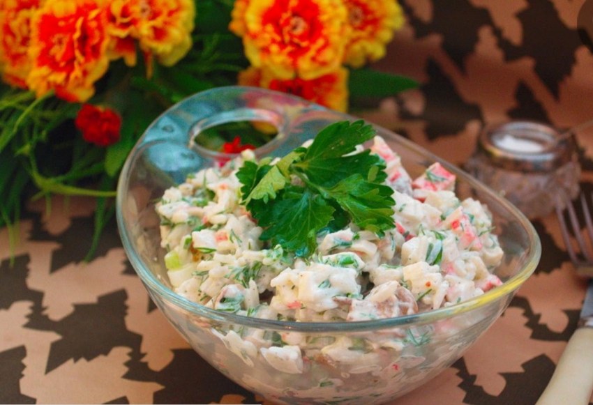Салат с крабовыми палочками и рисом