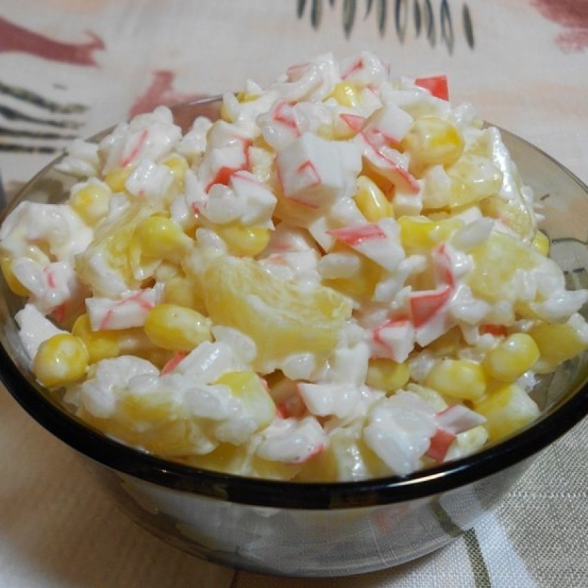Салат с крабовыми палочками и ананасом и сыром