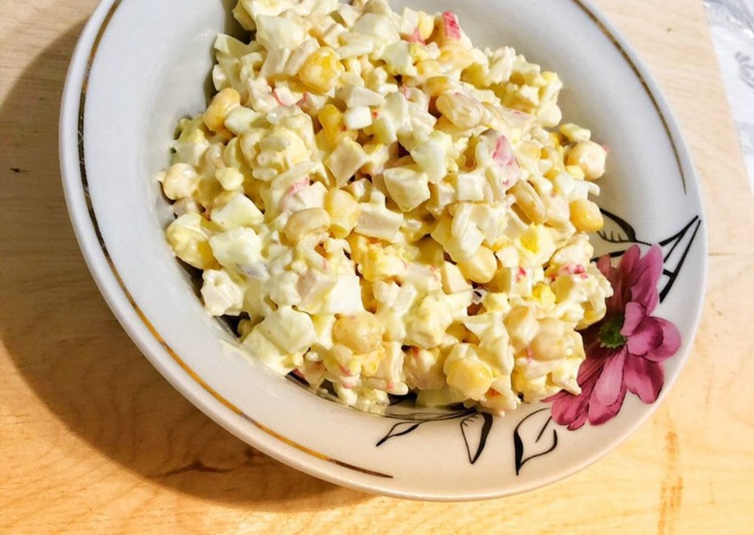 Салат крабовые кукуруза кириешки