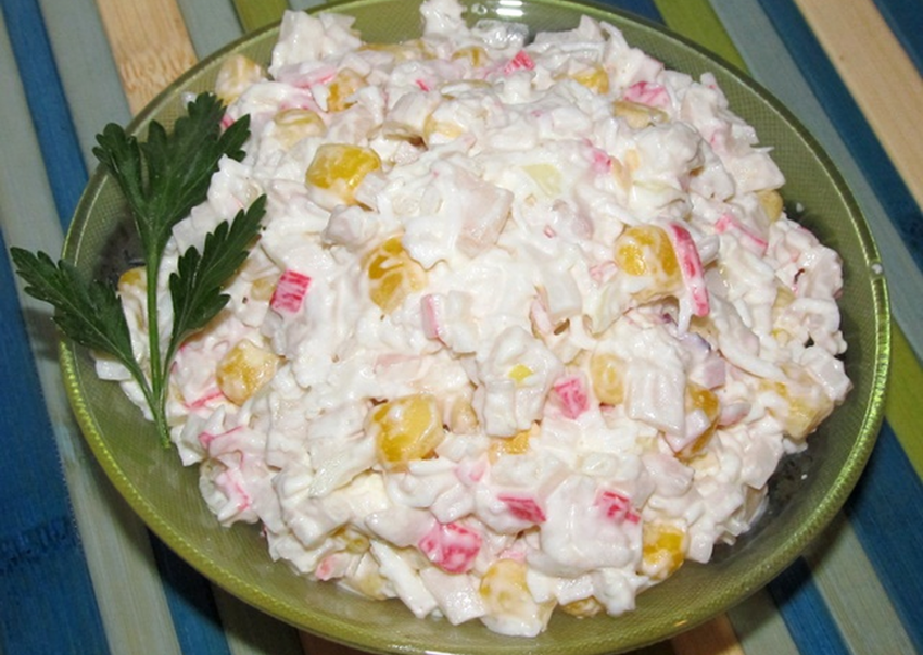 Салат Тритон с кальмарами и крабовыми
