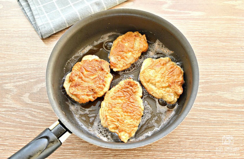 Кусочки куриного филе с майонезом и мукой