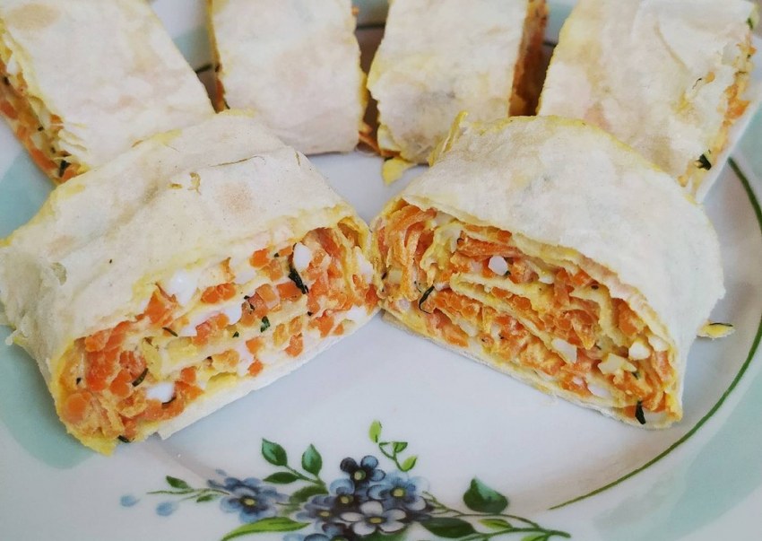 Закусочные рулеты из лаваша с корейской морковью