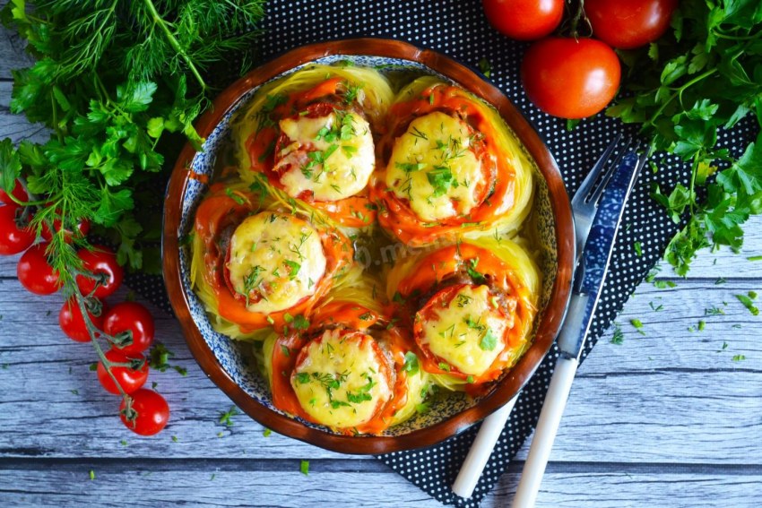 Гнёзда с фаршем в духовке с сыром и помидорами