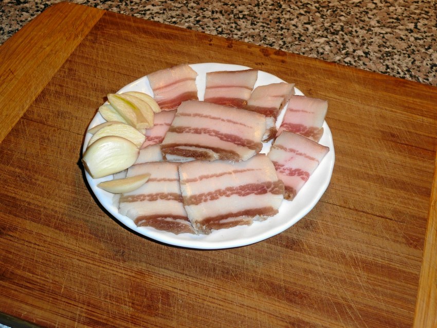 Сало с мясными прожилками