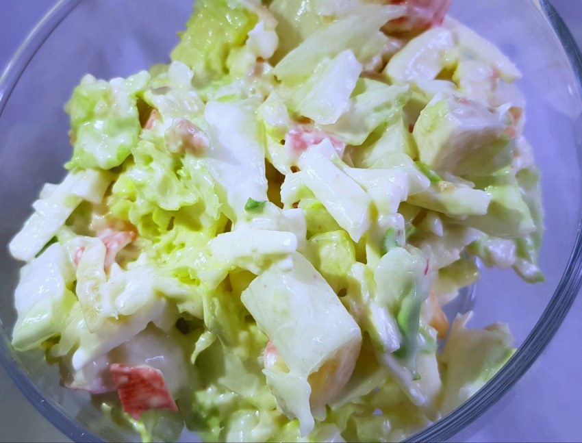 Салат с кальмарами крабовыми палочками и яйцом