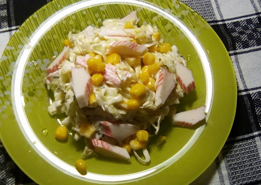 Салат с крабовыми палочками и кукурузой и капустой белокочанной