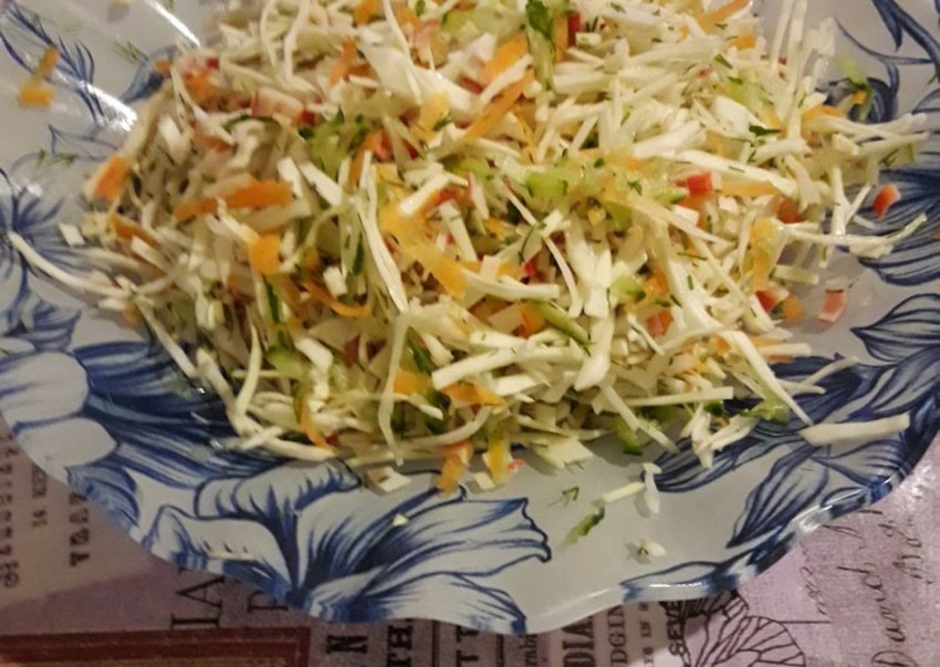 Салат с крабовыми палочками и кукурузой и яйцом и капустой