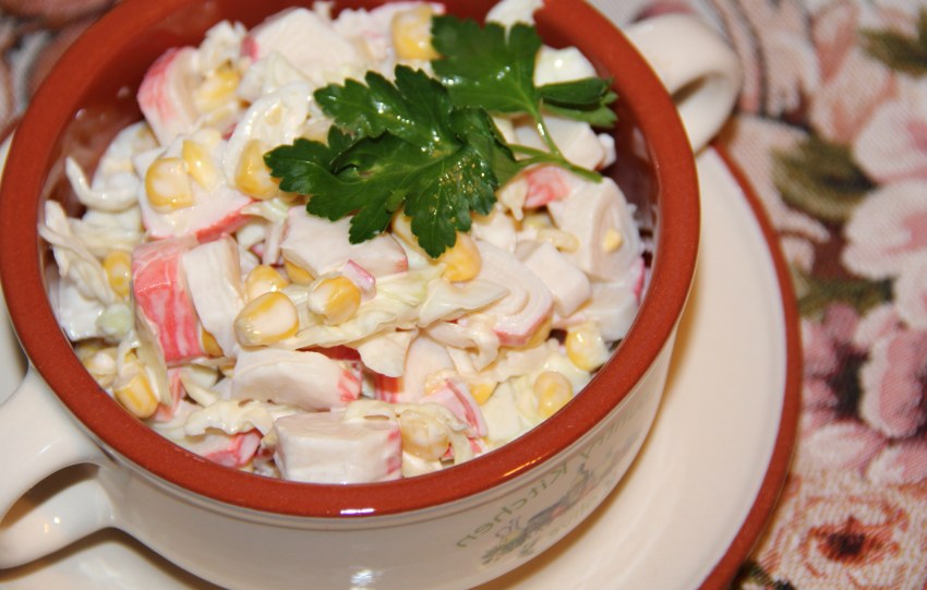 Салат с крабовыми палочками и кукурузой и капустой белокочанной