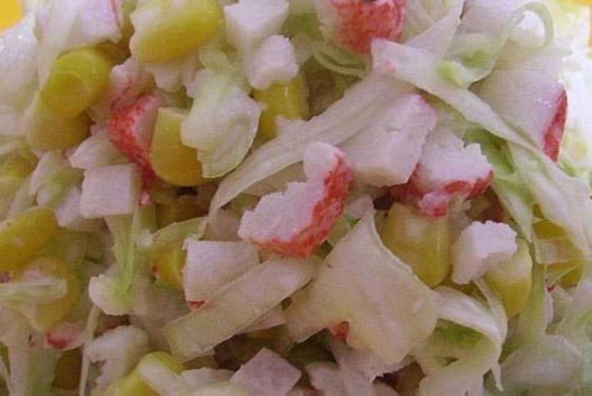 Салат с крабовыми палочками и пекинской капустой
