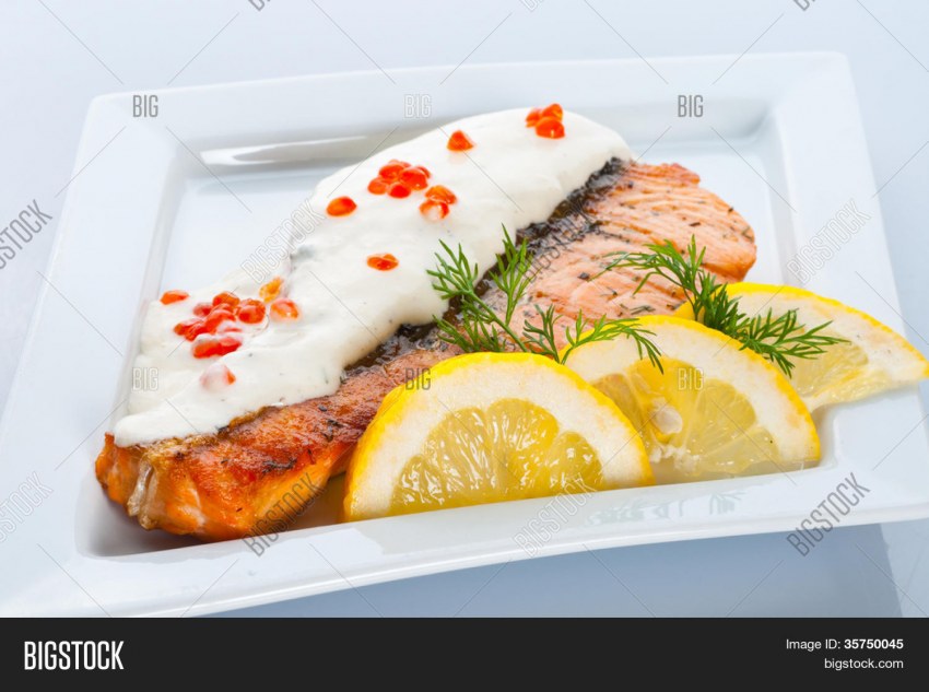 Рисунок стек лосося с соусом и икрой и зажаркой из капусты