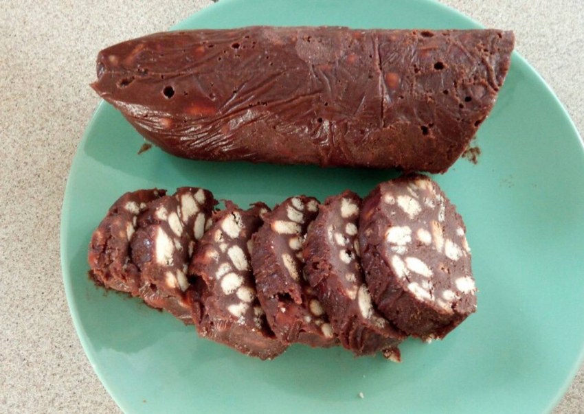 Сладкая колбаска из печенья со сгущенкой
