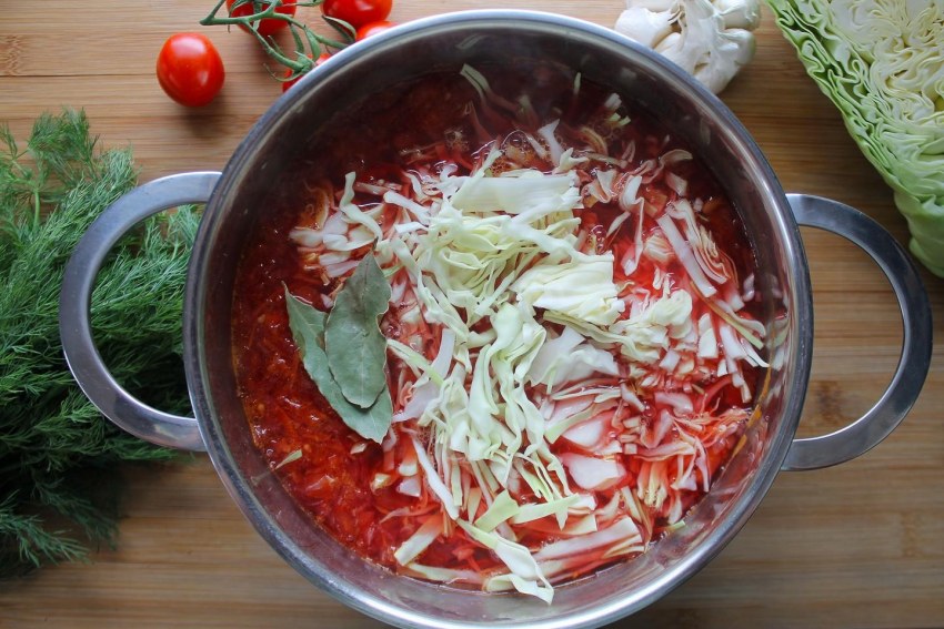 Борщ с кусочками курицы