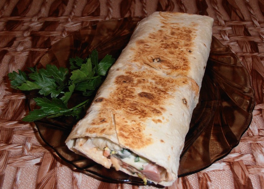 Шаурма домашняя с курицей в лаваше
