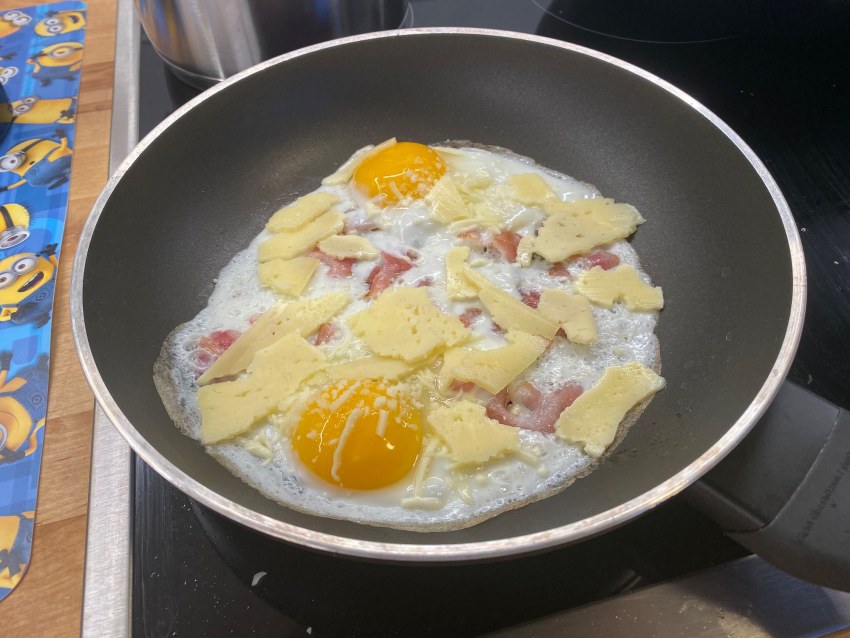Яичница с беконом и сыром