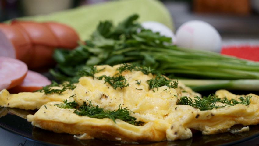 Яичница с сыром и зеленью