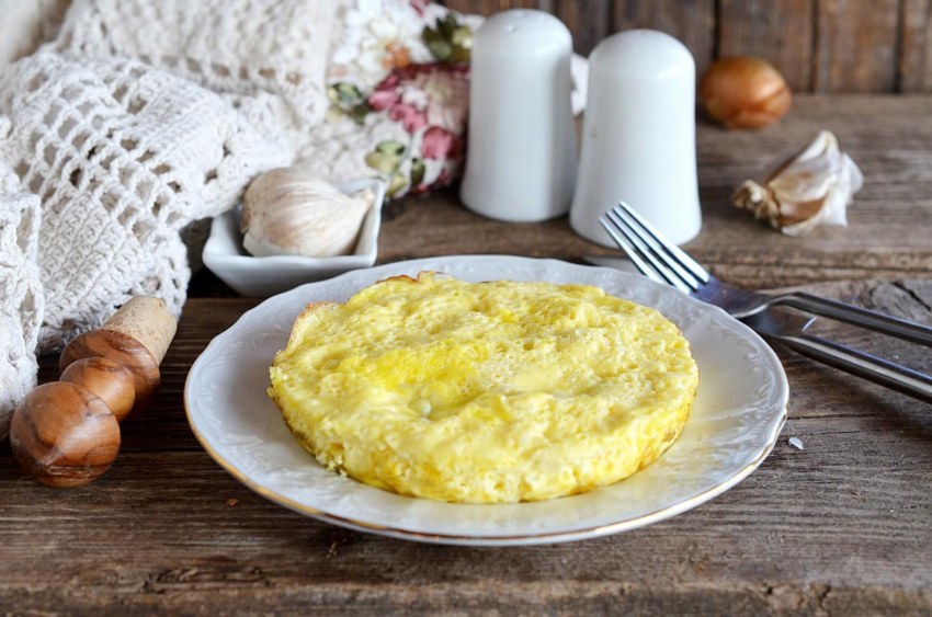 Яичница с помидорами и луком