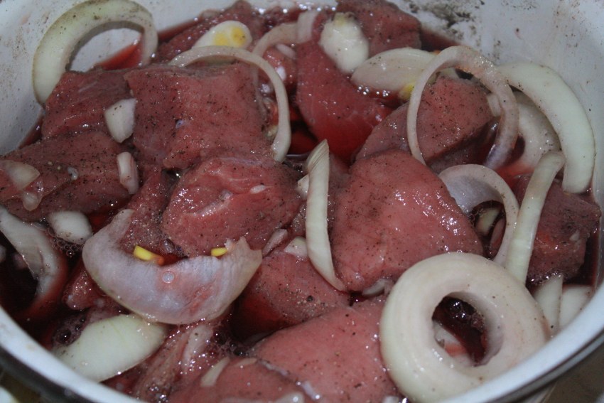 Лук маринованное мясо