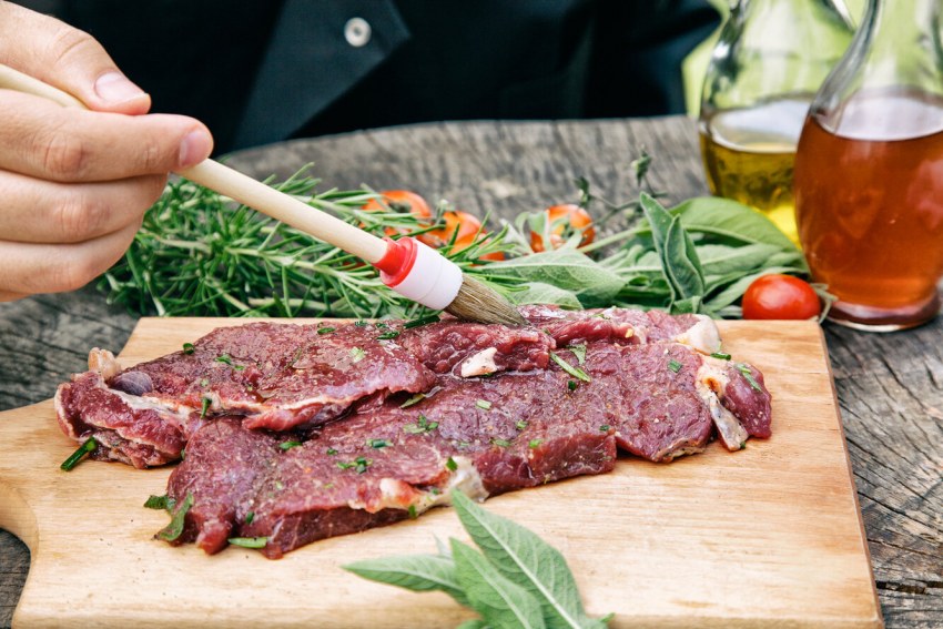Замаринованный кусок свинины