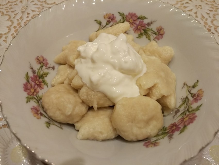Вкусное тесто для вареников с вишней заварное