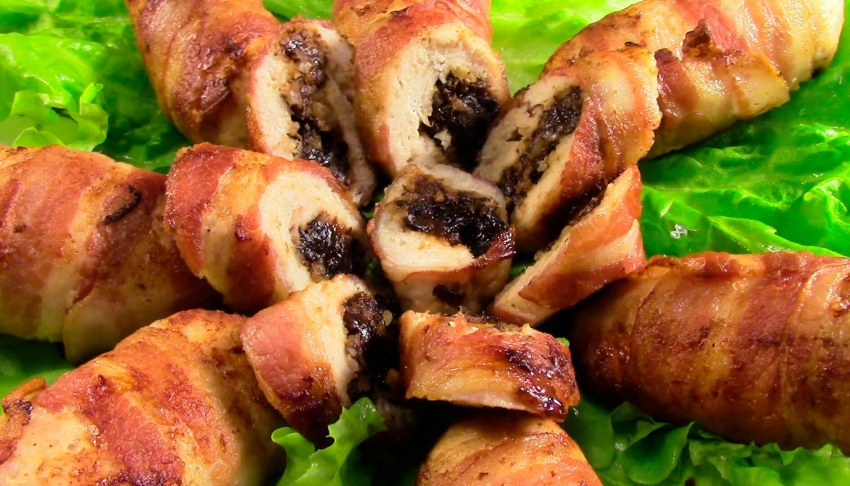 Куриные рулетики с черносливом в беконе