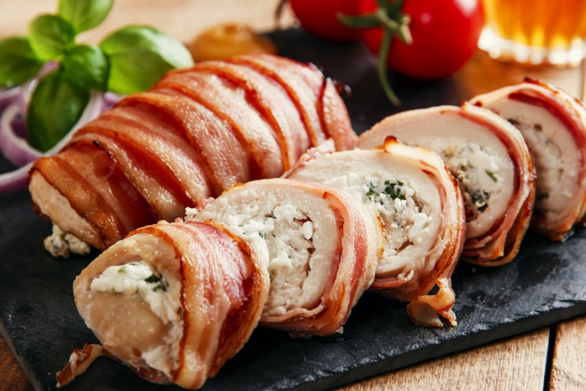 Куриные рулетики с творожным сыром в беконе