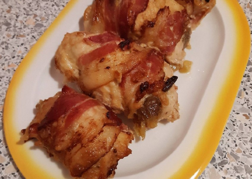 Куриные рулетики в беконе с грибами