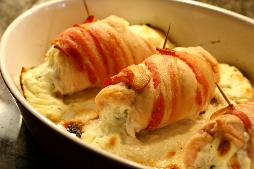 Рулетики из грудки курицы в беконе