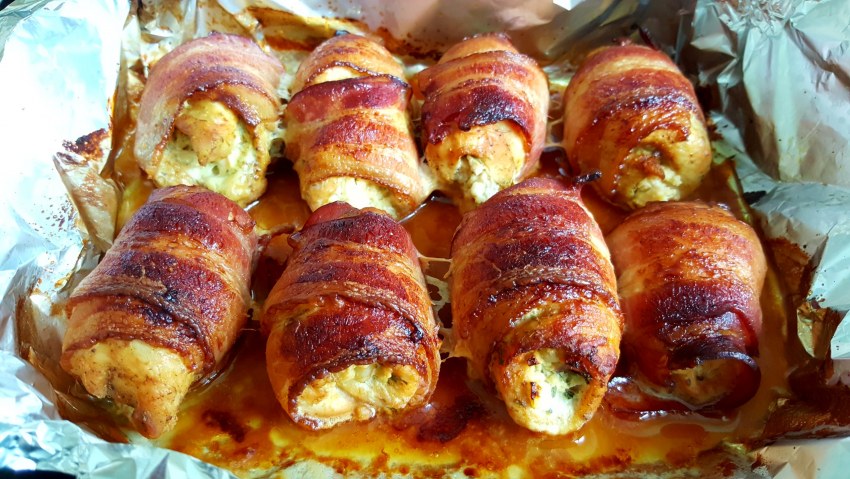 Рулетики из грудки курицы в беконе