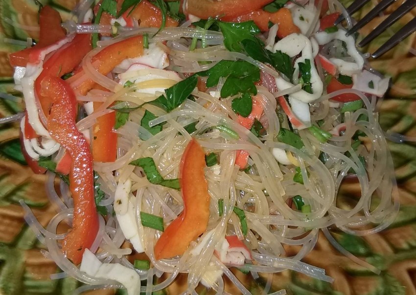 Салат с фунчозой и крабовыми палочками