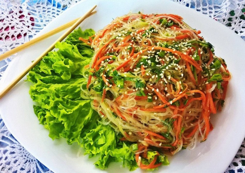 Салат из фунчозы с овощами по-корейски