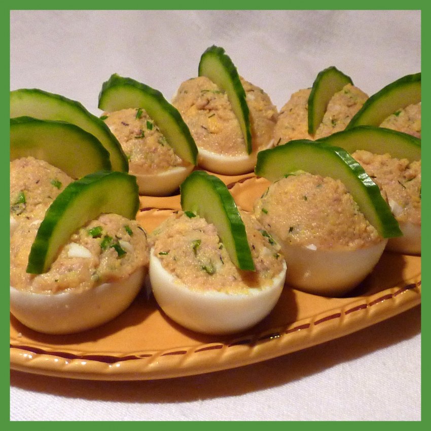Яйца фаршированные шампиньонами и луком