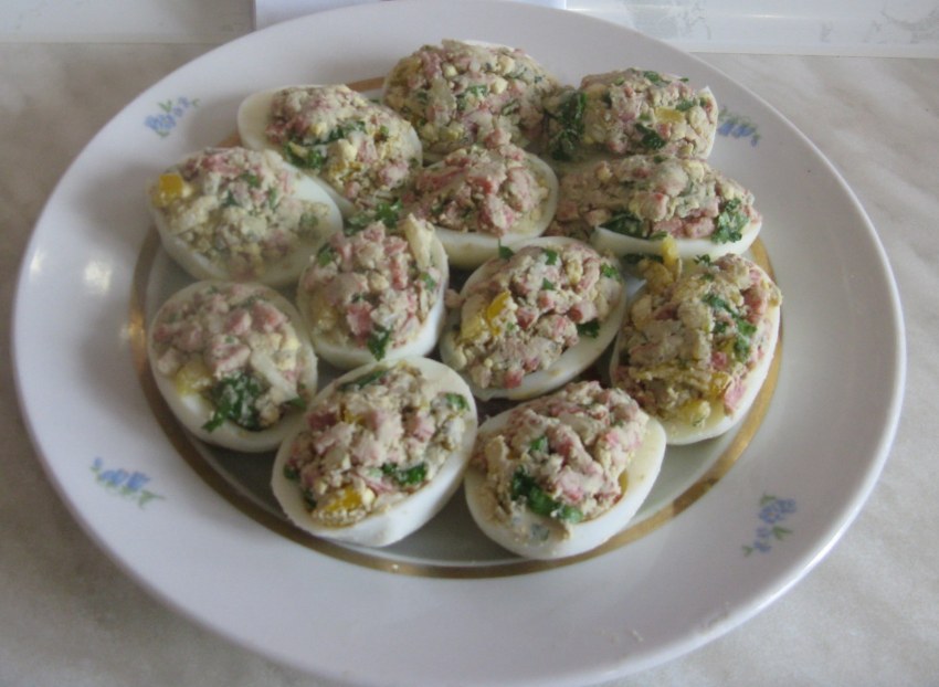 Яйца фаршированные красной рыбой