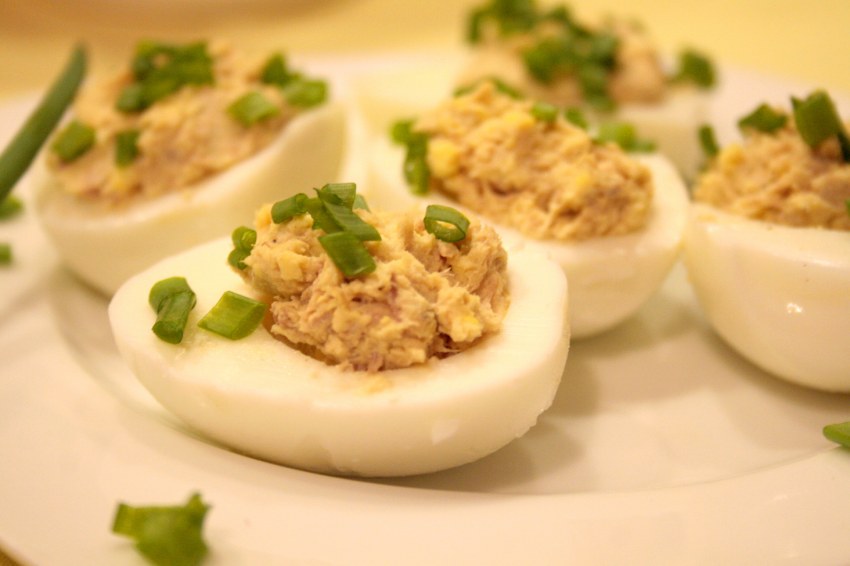 Яйца фаршированные тунцом