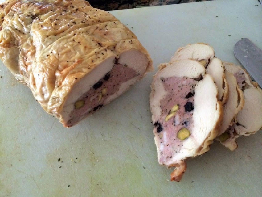 Мясной рулет с оливками
