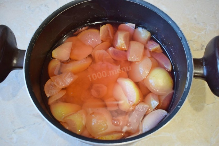 Компот из сушеных яблок в кастрюле