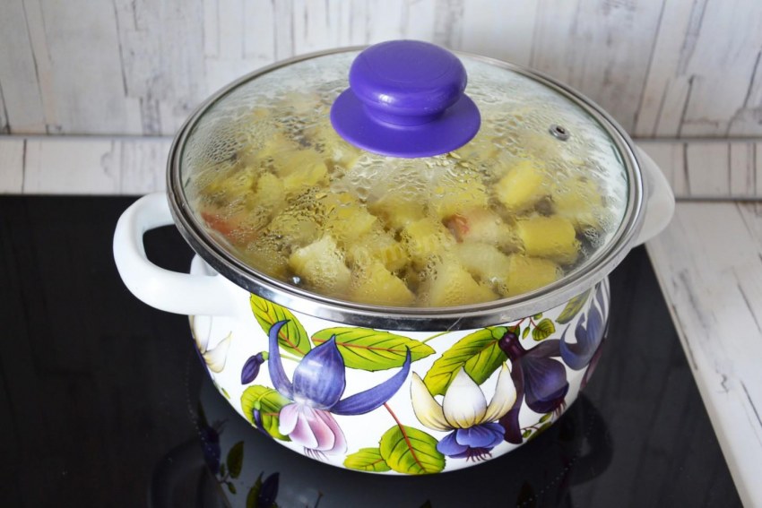 Компот из яблок в кастрюле