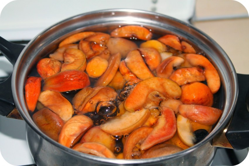 Компот из яблок в кастрюле