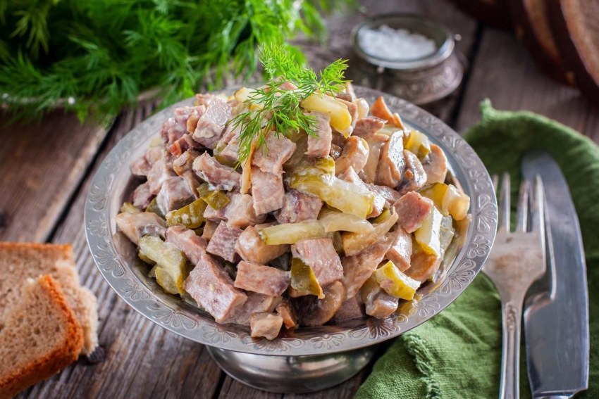 Салат с говяжьим языком и грибами
