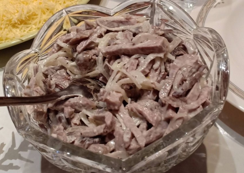 Салат с языком говяжьим и соленым огурцом