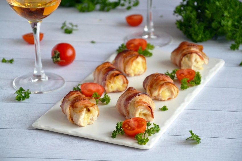 Куриные рулетики в беконе