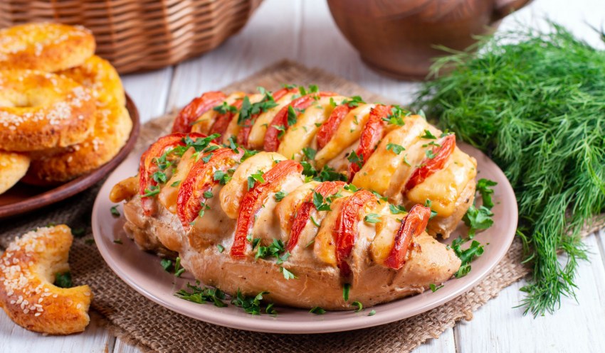 Курица с помидорами и сыром