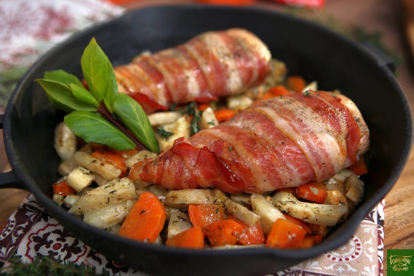 Куриная грудка в беконе